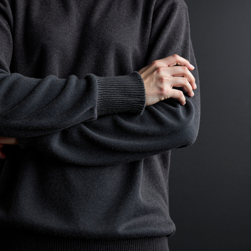 三十岁左右年轻男性头像，穿灰色毛衣，浅色背景，专业设计风格